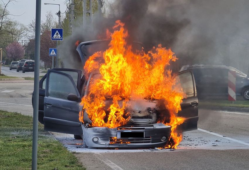 Porrá égett egy autó Debrecenben +Fotók