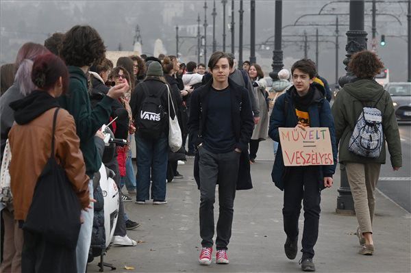 Ismét élőlánccal tüntettek országszerte az oktatásért