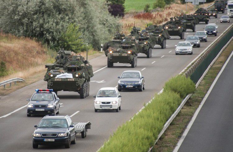 Katonai konvoj tart Hajdúhadház felé