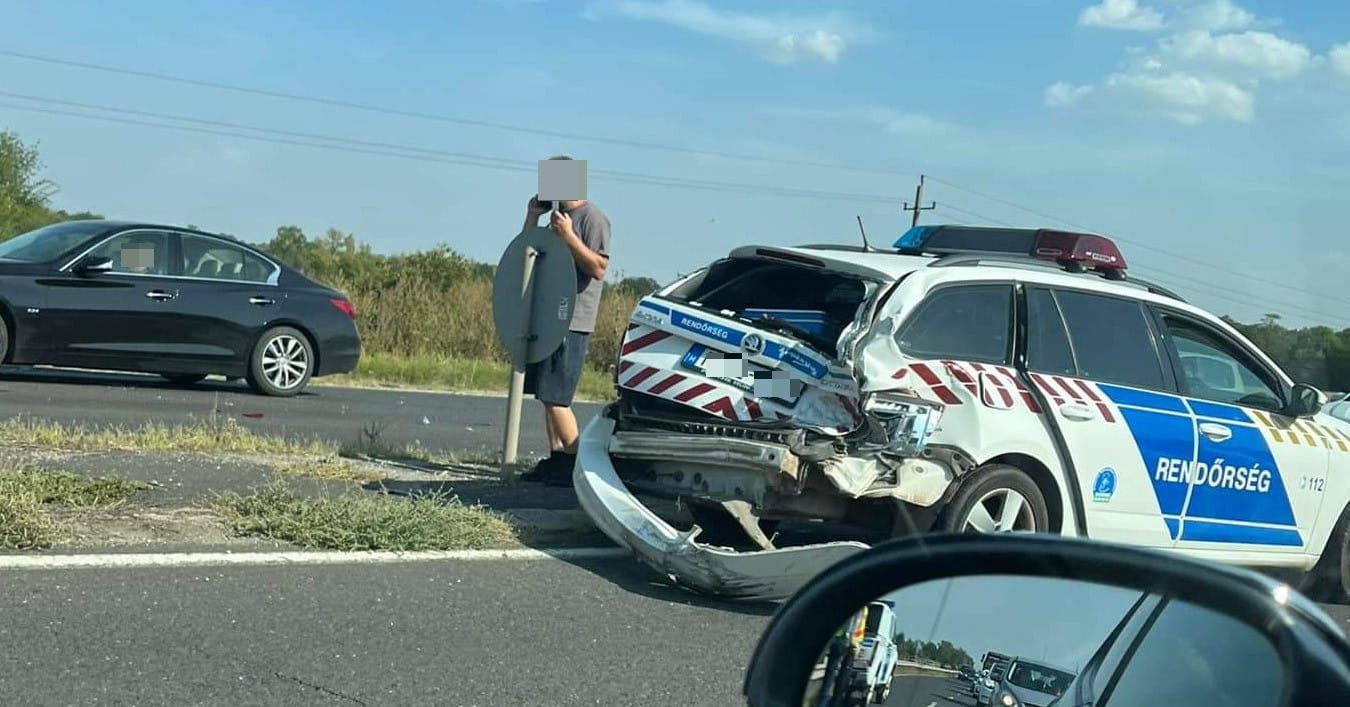 Rendőrautó balesetezett a 26-os főúton