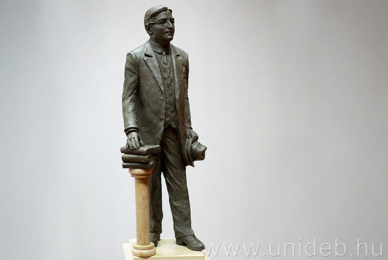 Megszavazták: az ő szobra kerül a Debreceni Egyetem elé