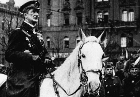 Horthy jött a fehér lovon