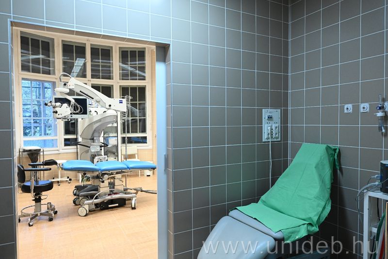 Országosan egyedülálló retinasebészeti műtőt adtak át Debrecenben