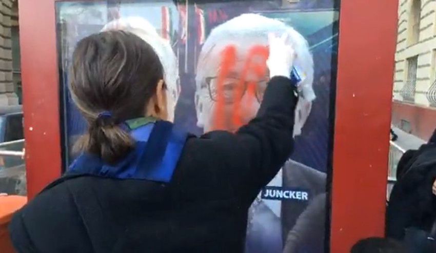 Az ellenzék festékszóróval ment neki a kormányplakátoknak - VIDEÓ!