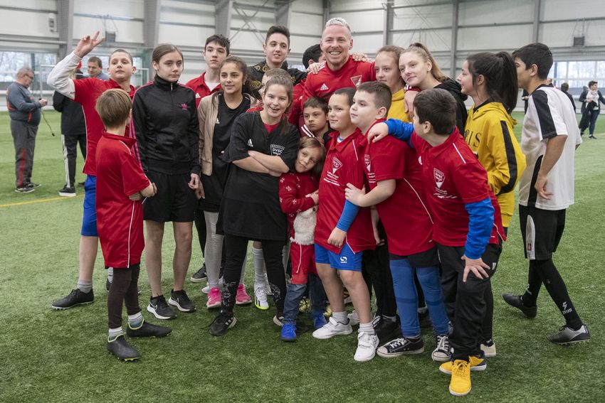 A Debrecen csapatkapitányával, Dzsudzsák Balázzsal is fociztak a gyerekek