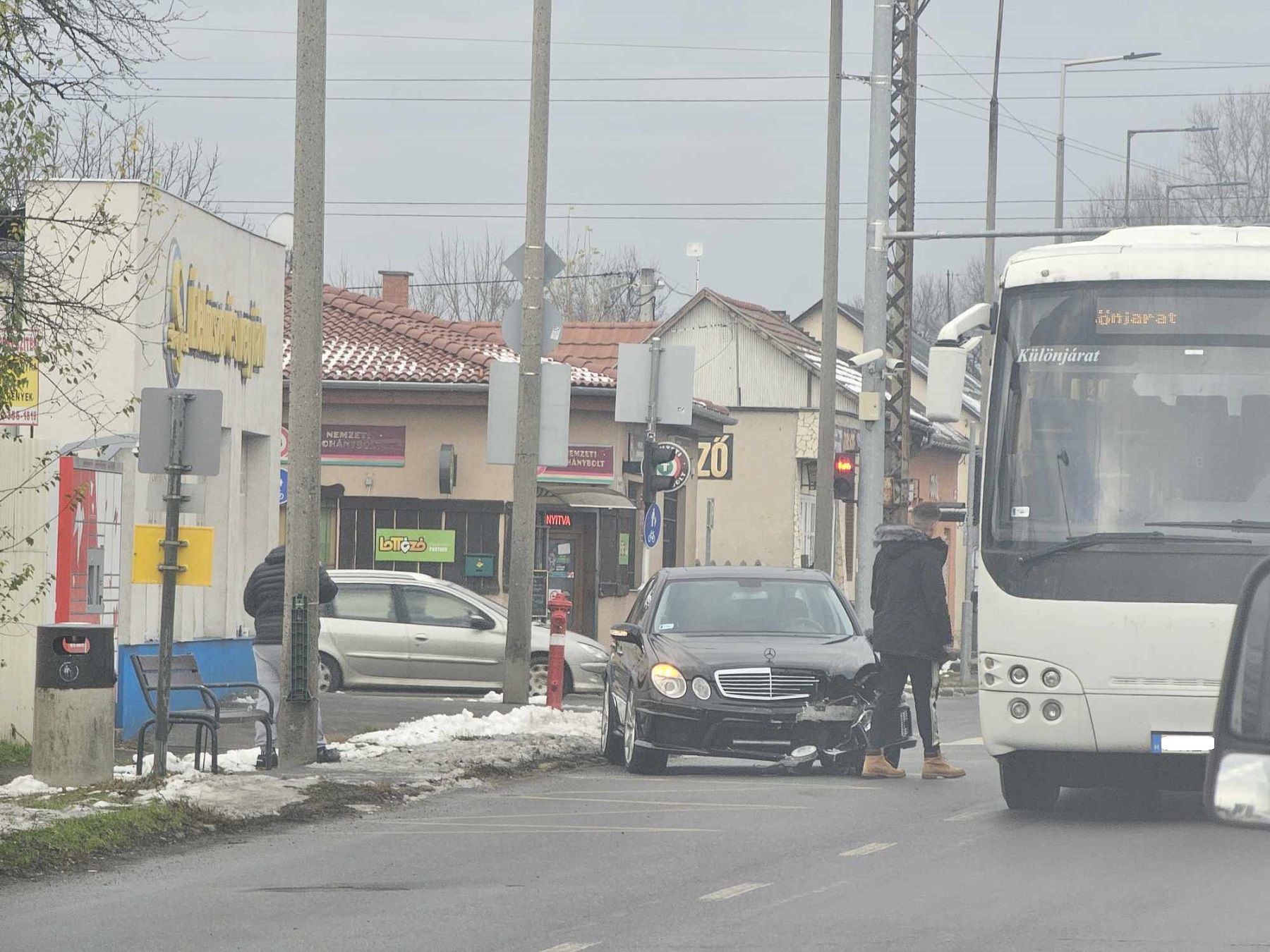 Két autó ütközött a forgalmas debreceni útszakaszon 