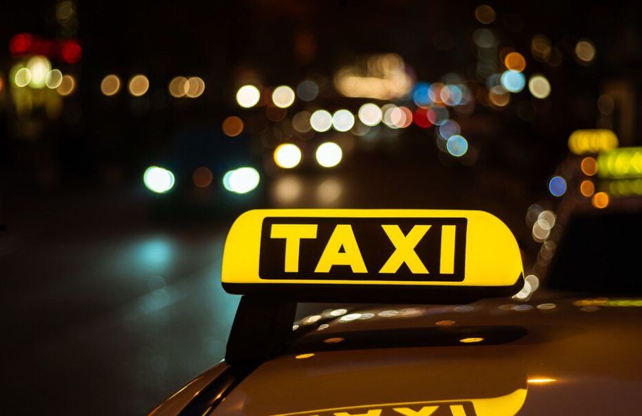 Vádemelés: taxikat rongált meg Miskolc belvárosában