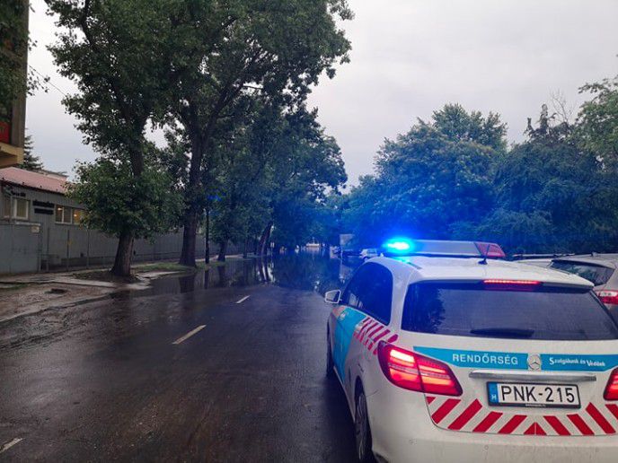 Ismét lezárták a debreceni Salétrom utcát az esőzés miatt