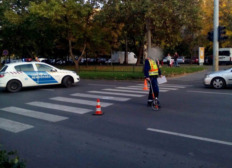 Mercedes gázolt gyalogost a zebrán Debrecenben