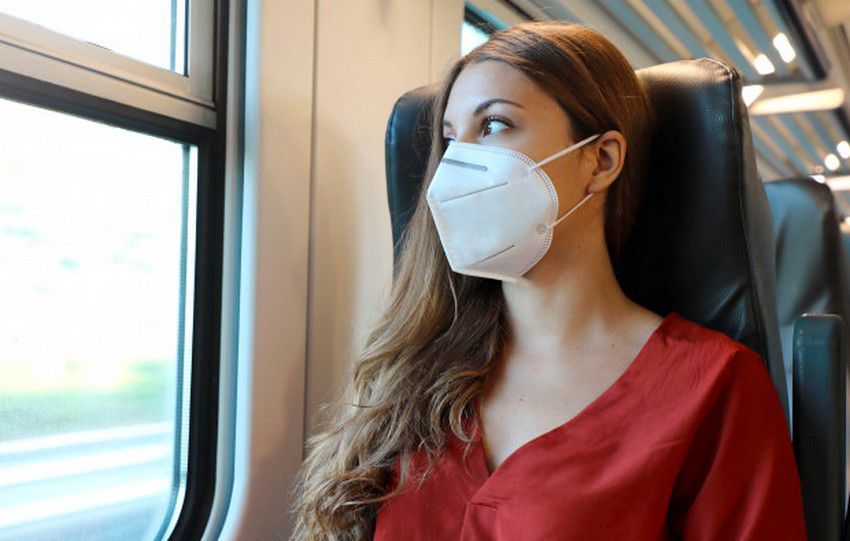 A buszokon és vonatokon továbbra is kötelező a maszk viselése