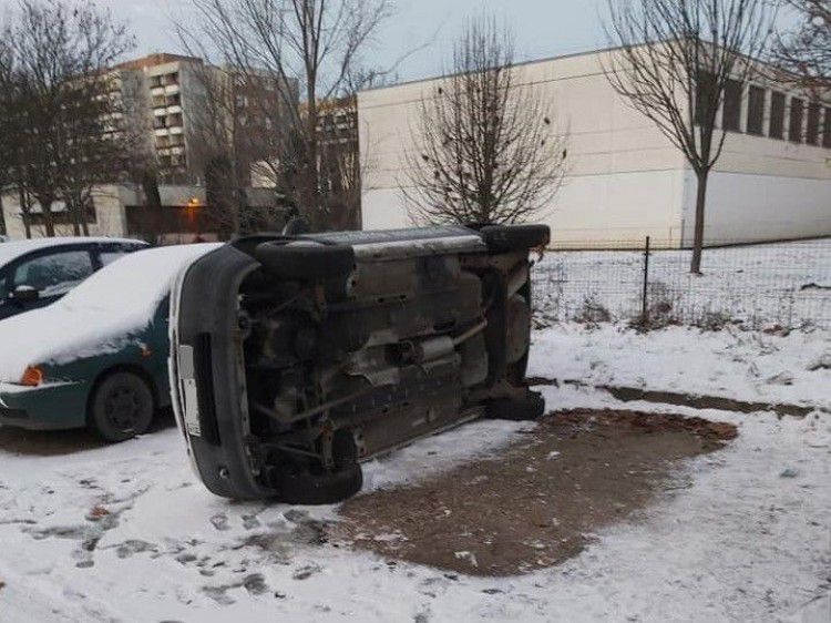 Tolvajok fordíthattak fel egy autót Debrecenben