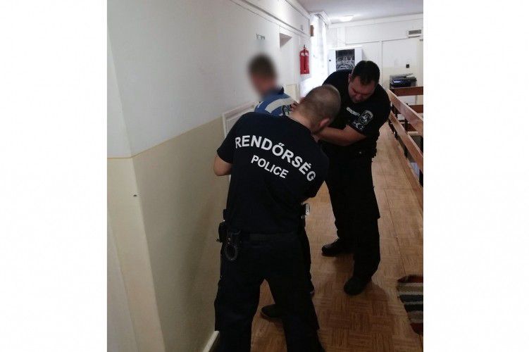 Szatírt fogtak a rendőrök Debrecenben