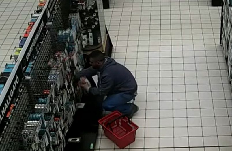 Fülhallgatókat lopott el a férfi egy miskolci áruházból