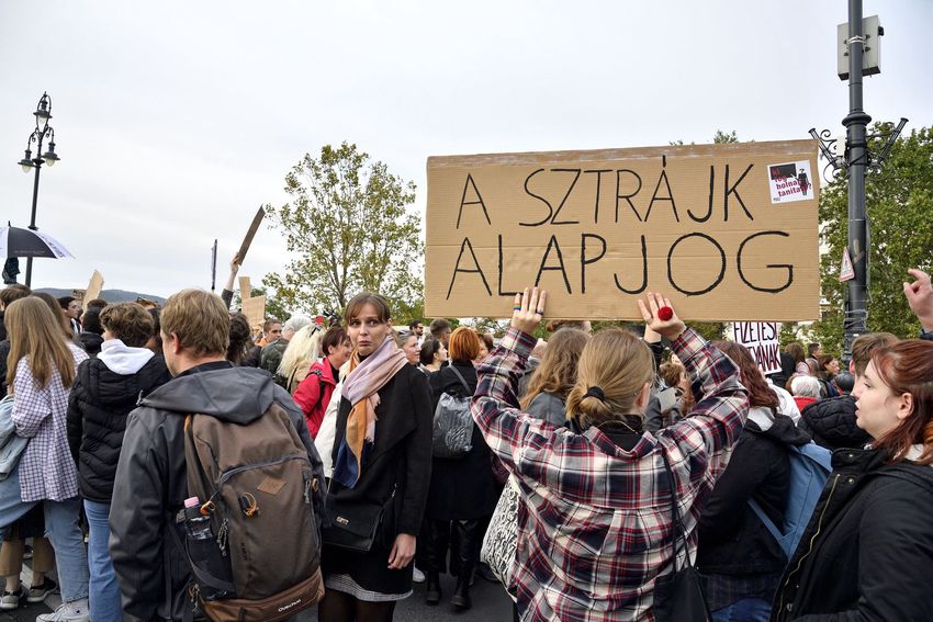 Országos pedagógussztrájk: lezárták a Margit hidat a tüntető diákok