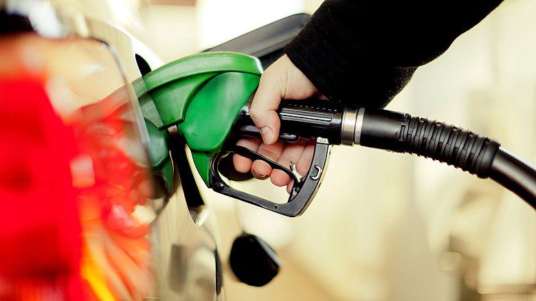 Tovább csökken a benzin ára, 10 éve nem volt ilyen olcsó