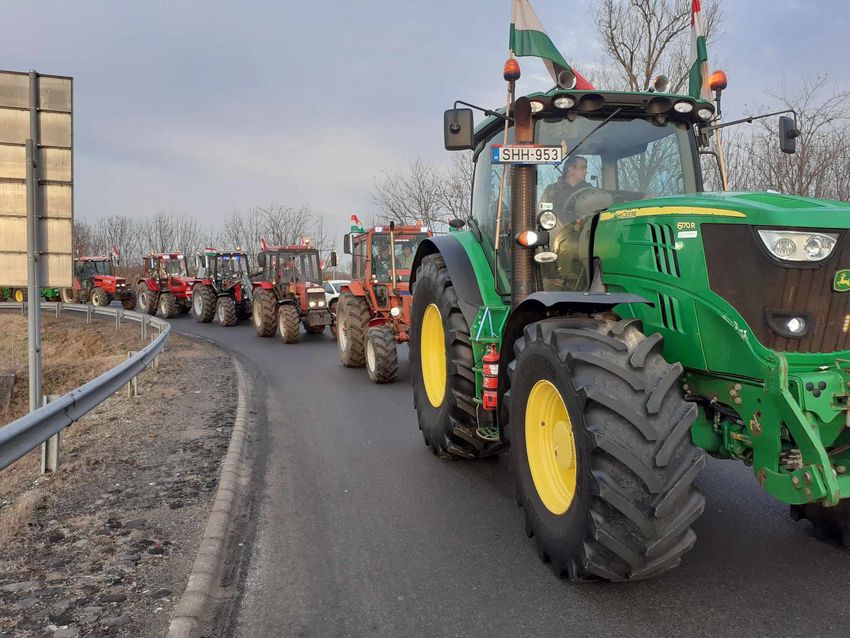 Gazdatüntetés: úton a traktorok Záhony felé