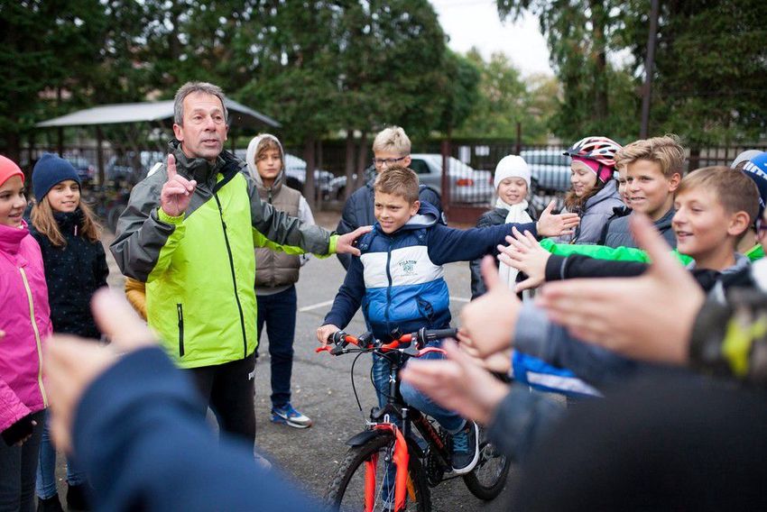 Az általános iskolában oktatják a biciklizést - ezt Debrecenben is díjaznánk