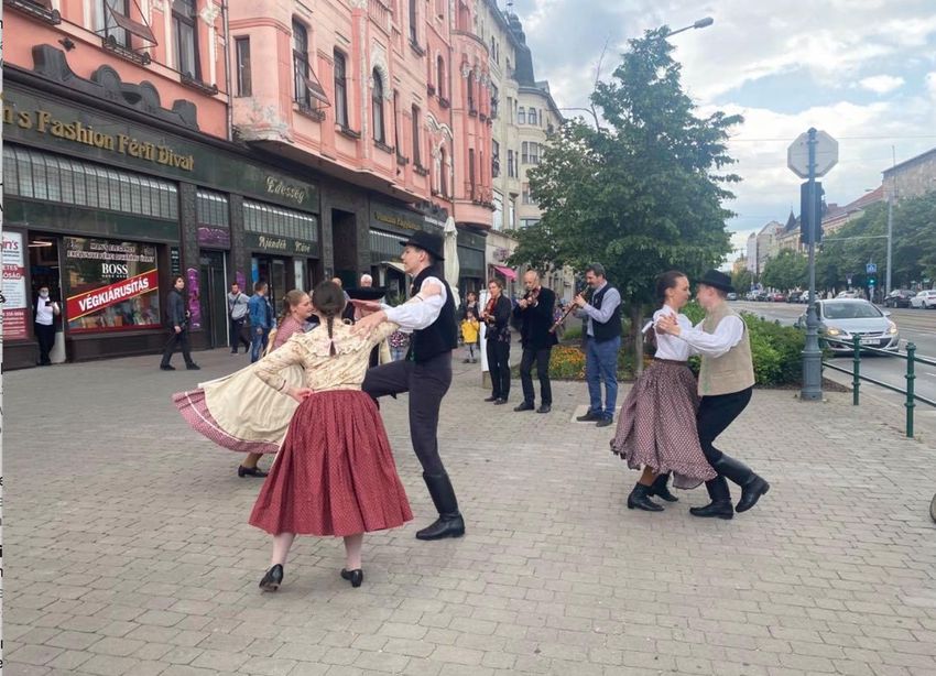 Táncosok pattantak elő Debrecenben a semmiből