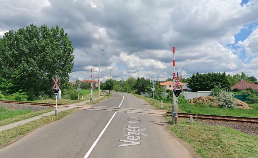 Vasúti átjáróban csúszott meg egy autó Debrecenben
