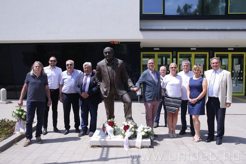 Buzánszky Jenő emléke előtt tisztelegtek Debrecenben