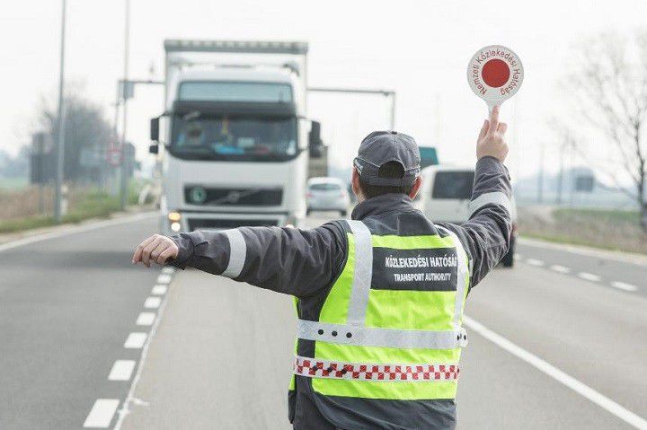 Razzia az utakon: a teherautók műszaki állapotát is ellenőrzik