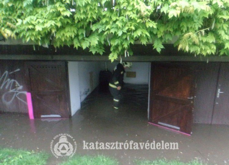 Egyfolytában szivattyúznak a tűzoltók Szabolcs megyében