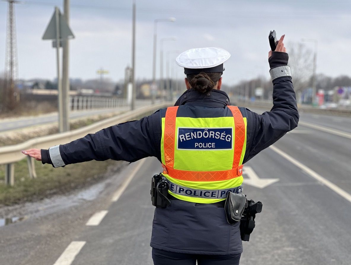 Se jogosítvány, se biztonsági öv: irány a fogda 