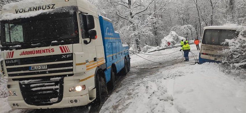 A Bükkben a hó fogságába került az Ózdra tartó autóbusz