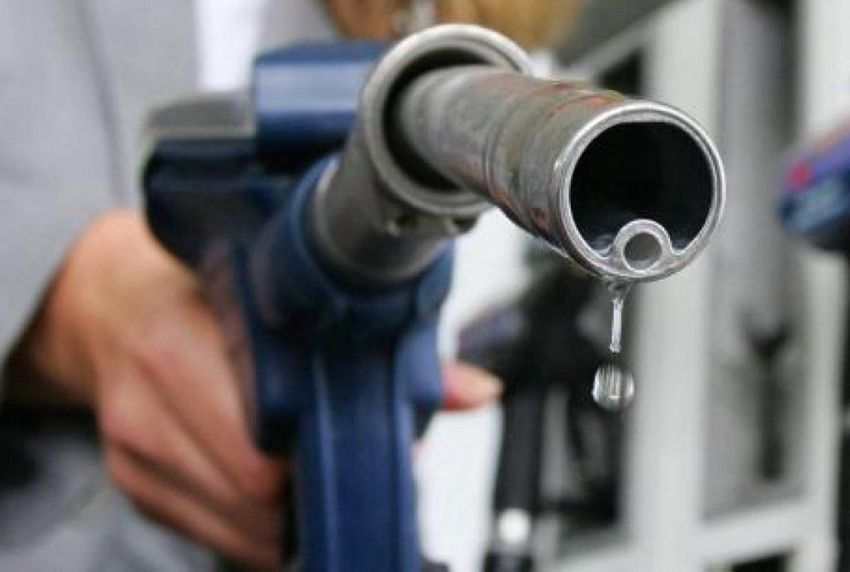 Az MSZP üzeni Kósának, Pósánnak, Tasónak: intézzétek el ti is nekünk az olcsóbb benzint!