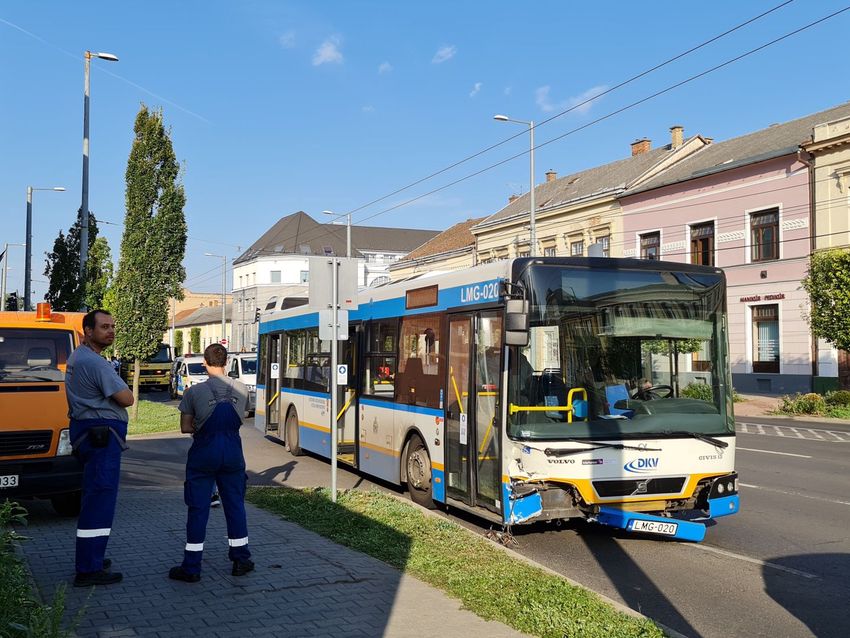 Busz és autó ütközött Debrecenben, a Széchenyi utcában +Fotók