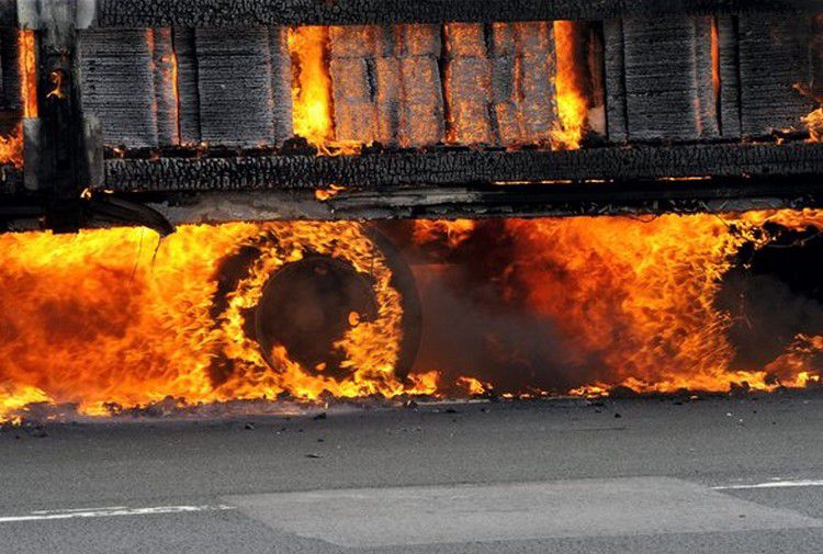 Kiégett egy kamion az M3-ason