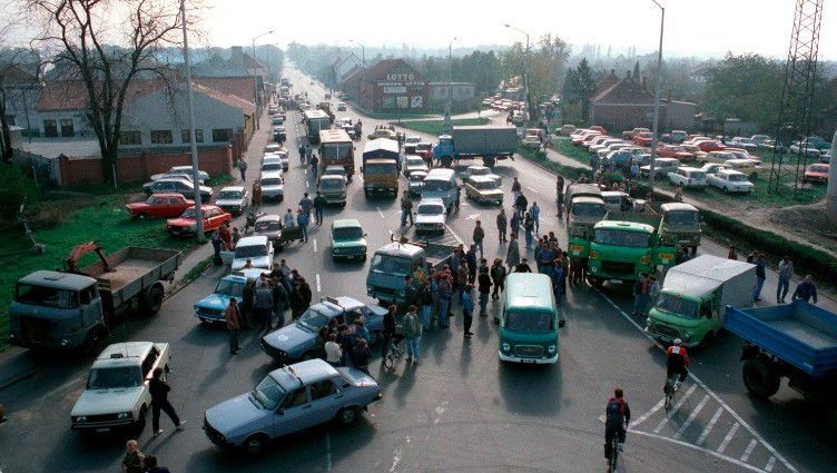 Debrecen is megbénult - 30 éve kezdődött a taxisblokád