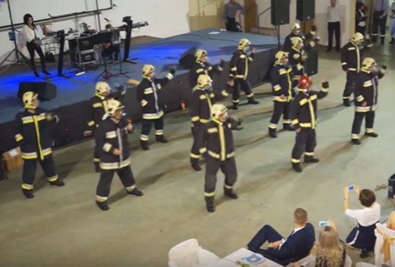 Ezt nézzék! Őrjítő táncot lejtettek a nyíregyházi tűzoltók