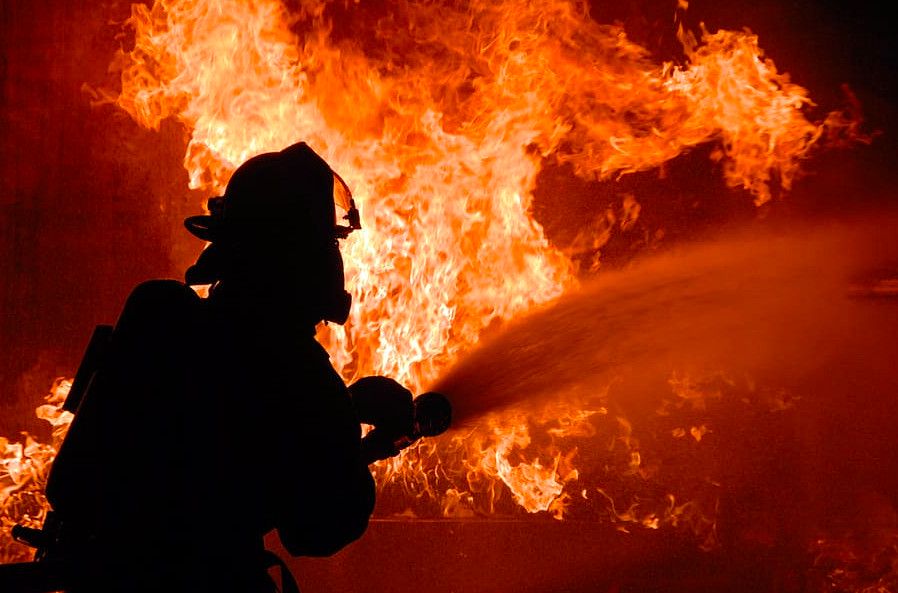 Hatalmas tűz Ajakon; három szabolcsi egység küzd a lángokkal 