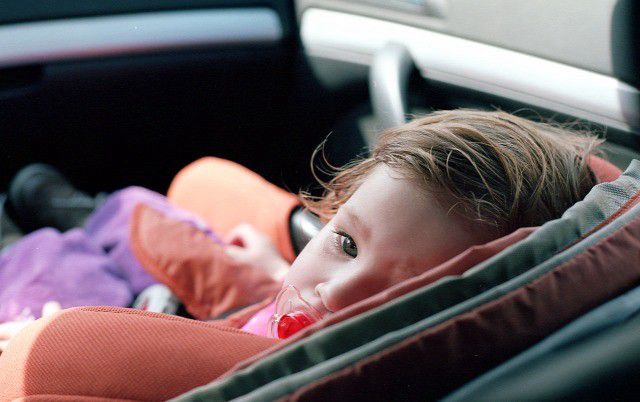 Kocsiba szorult egy kisgyerek Nyíregyházán