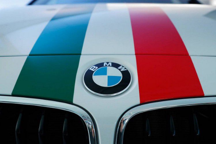 Piros-fehér-zöldben pompázik a BMW a debreceni beruházás tiszteletére