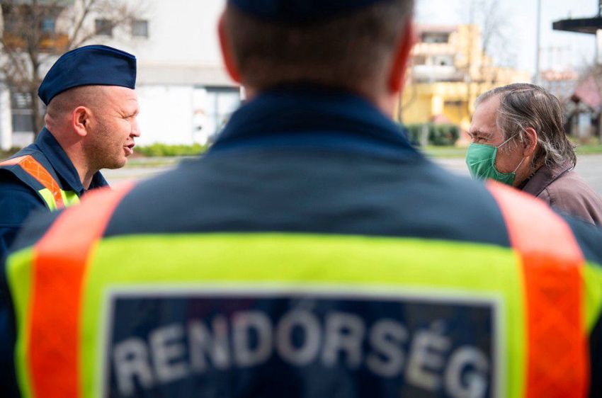 Büntet a rendőr a kijárási korlátozás megszegéséért