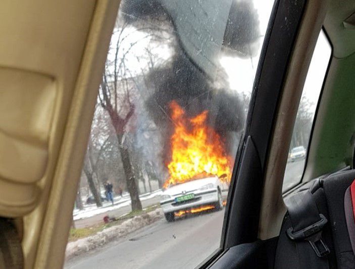Debreceni dráma: szénné égett egy elektromos autó a forgalomban