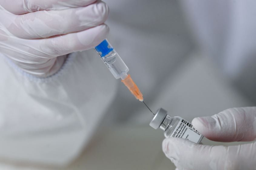 Megint pozitív tesztet produkált a Pfizer-vezér