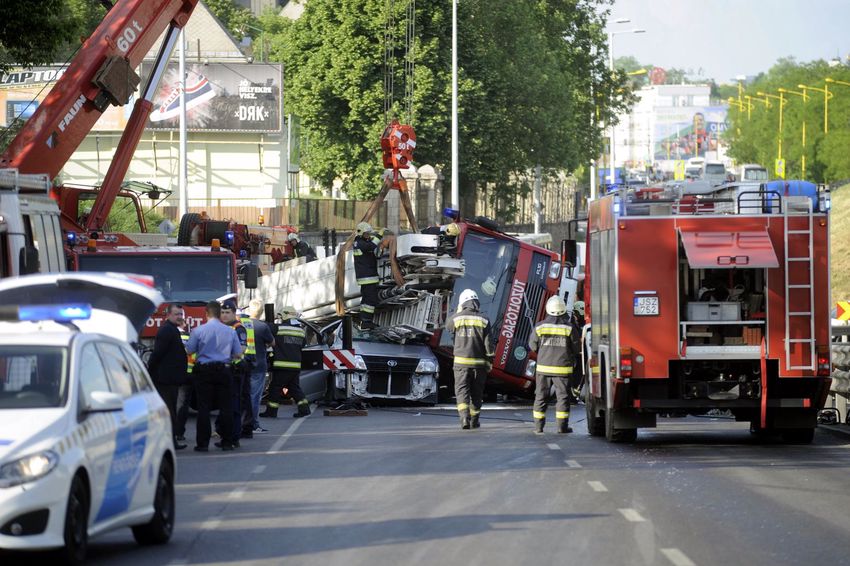 Tűzoltóautó nyomott agyon egy embert Budapesten