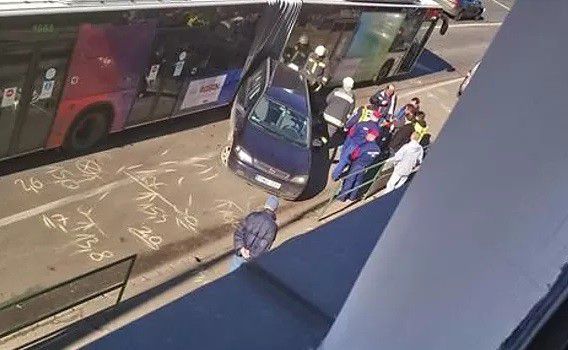 Hihetetlen: buszba szorult egy autó Miskolcon