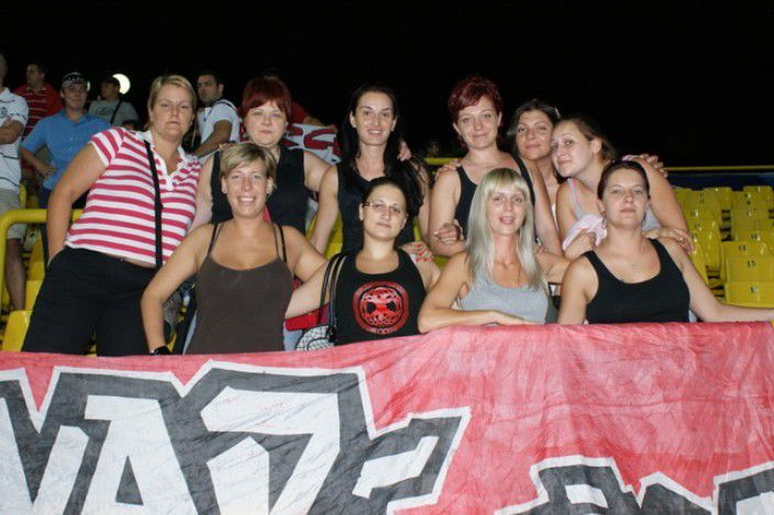 Debreceni ultra csajok: 20 éve a piros-fehérek szolgálatában