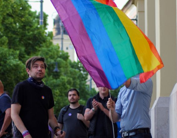 „Szivárványos zászlónak a debreceni városházán nincs helye!” „Szivárványos zászlónak a debreceni városházán nincs helye!”