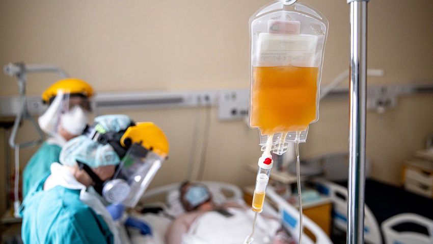 Jó hírt közöltek a vérplazmával kezelt koronavírusos betegről