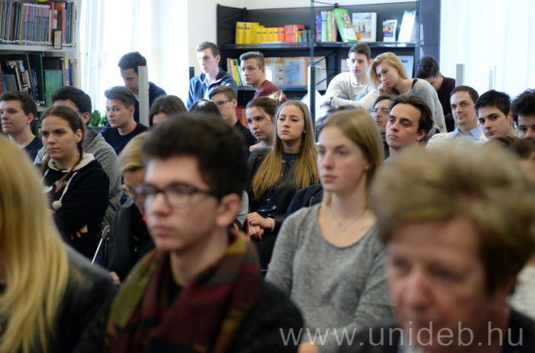 A Debreceni Egyetem megszállta saját gimijét