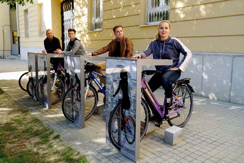 Egyedi tervezésű kerékpáros standok színesítik Debrecent