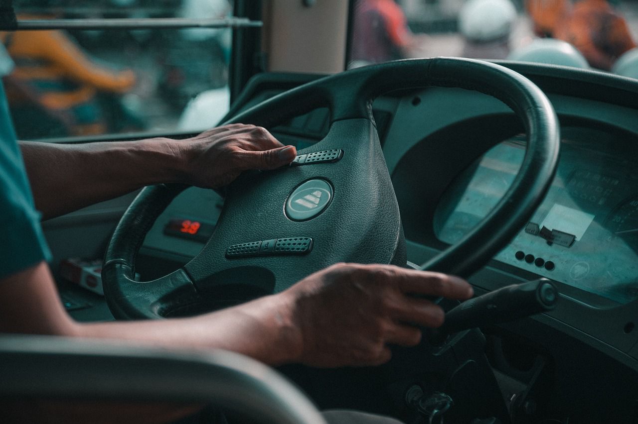 Rendőrök előtt bántalmazta a buszsofőrt Miskolcon