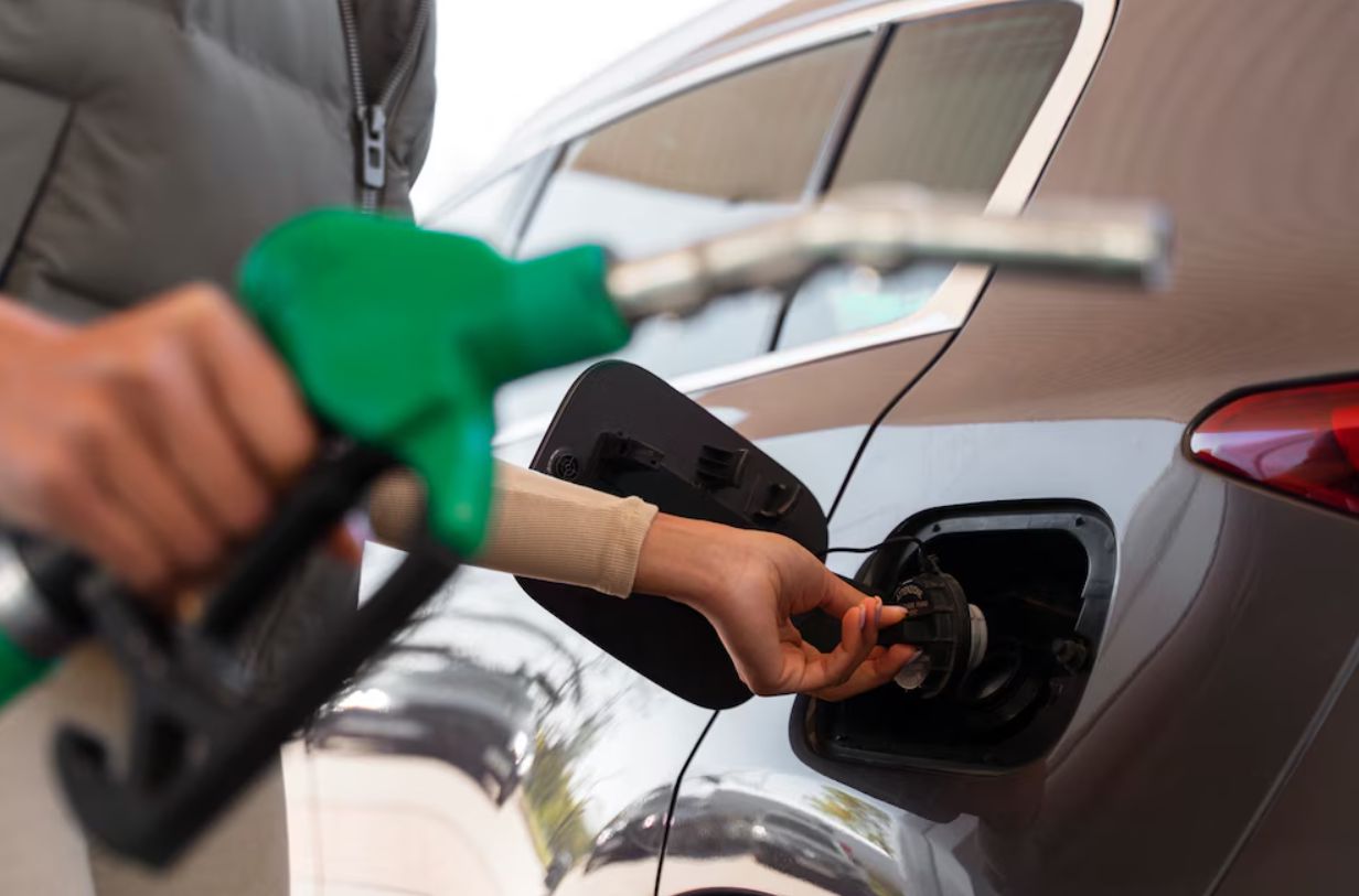 A kormány is örül, hogy csökken az üzemanyagok ára