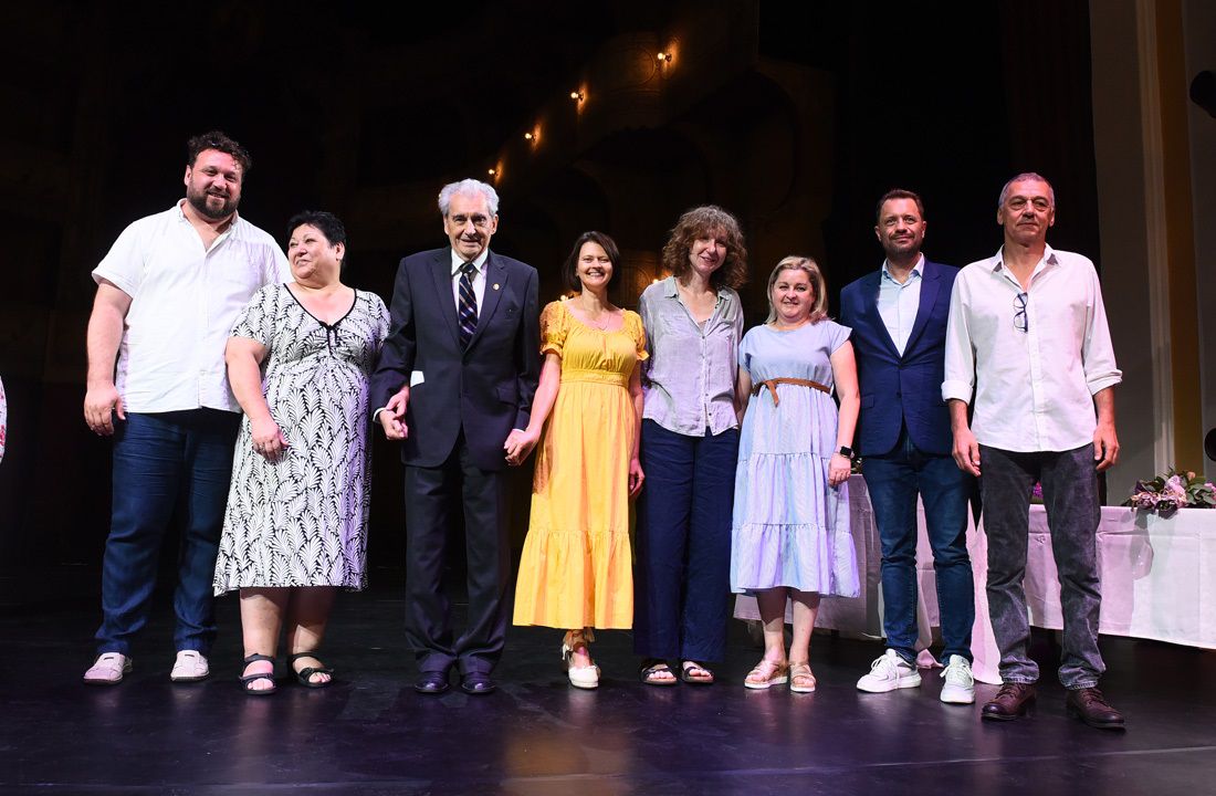Évadzáró a debreceni színházban: díjakat, elismeréseket is átadtak 