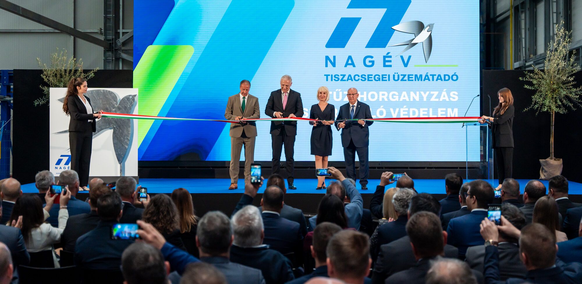 Átadták a Nagév tűzihorganyzó üzemét Tiszacsegén Átadták a Nagév tűzihorganyzó üzemét Tiszacsegén